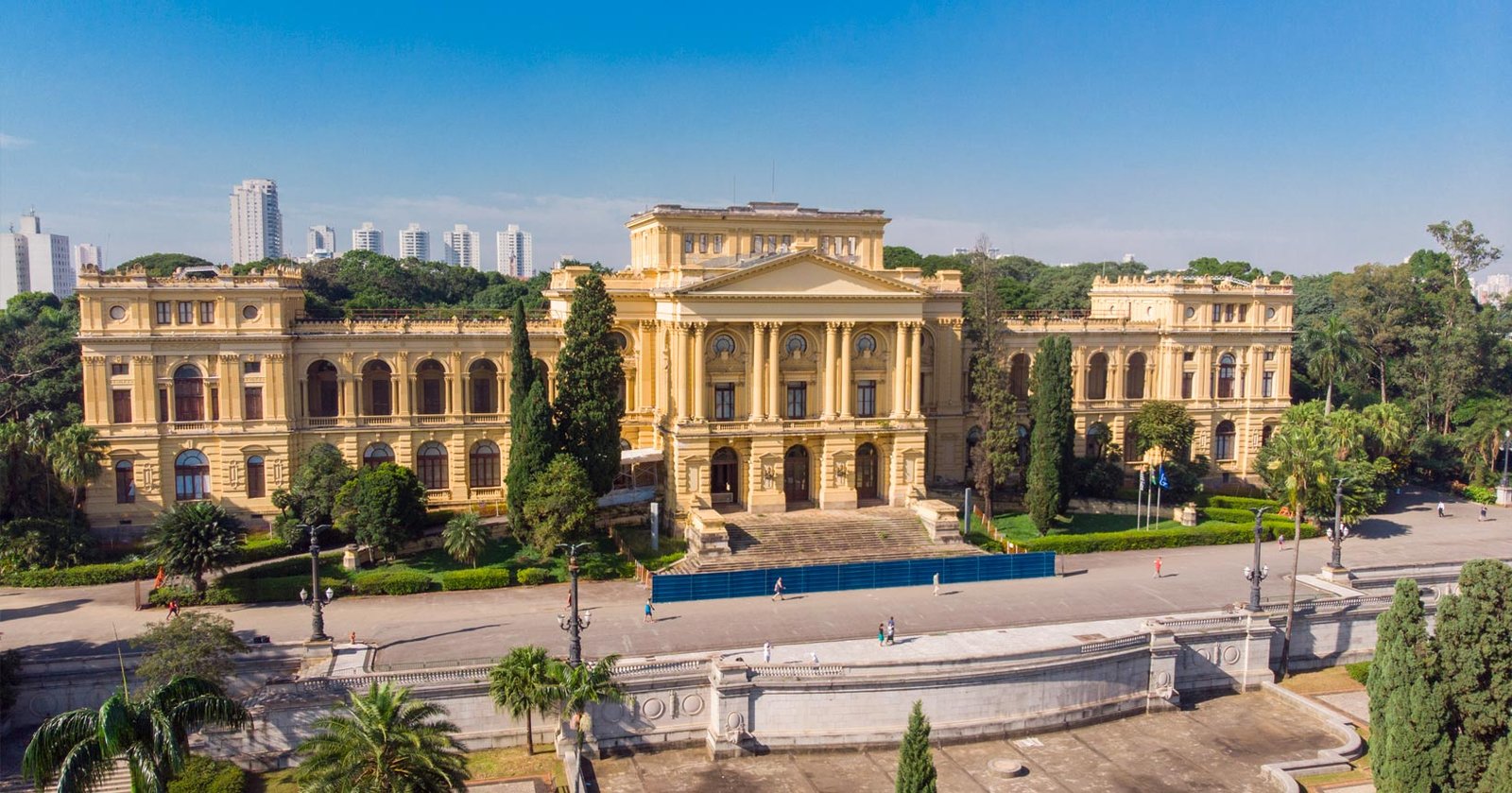 Fachada do Museu do Ipiranga com seus jardins e arquitetura impressionante ao fundo