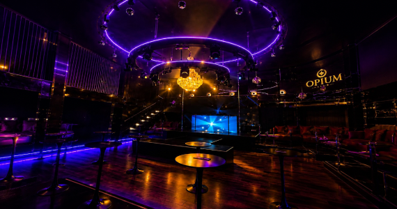 Interior da Opium Club em São Paulo com pista principal, iluminação em LED e ambiente sofisticado.