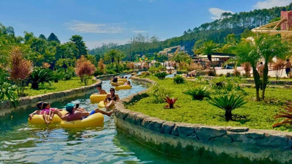 Vista do Magic City Parque Aquático em meio à natureza exuberante da Mata Atlântica