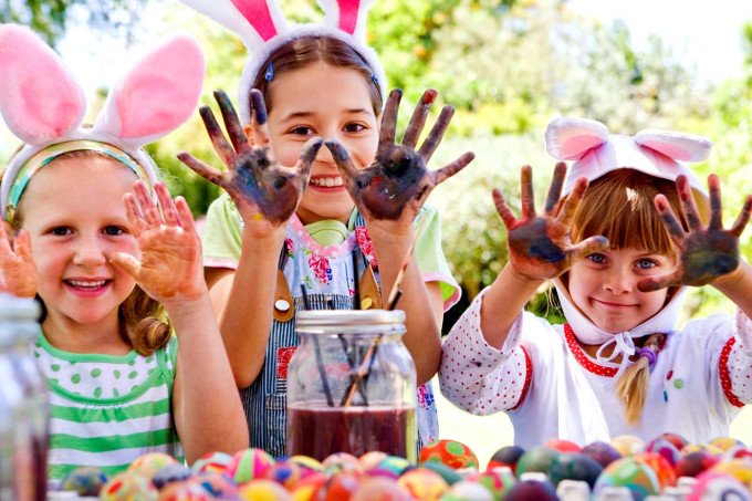 Crianças se divertindo em evento de Páscoa em São Paulo