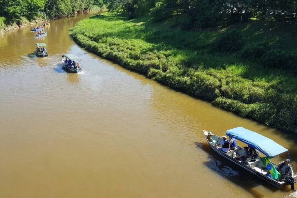 Procissão fluvial no Rio Tietê em Laranjal Paulista