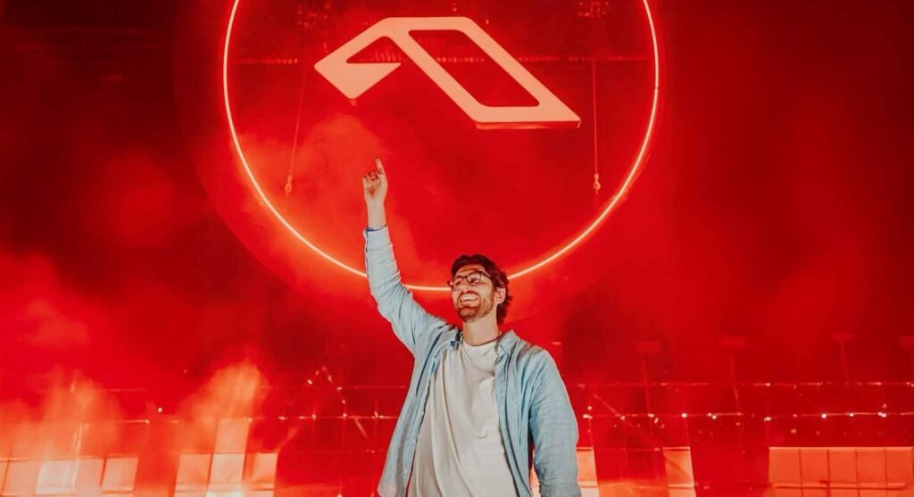 Pessoas aproveitando o festival Piknic Électronik e Anjunadeep Open Air em São Paulo