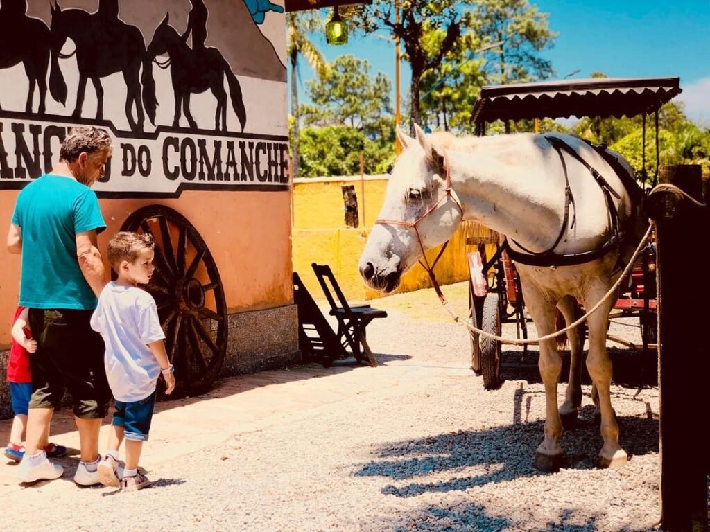 Família se divertindo em passeio a cavalo no Rancho do Comanche em São Bernardo do Campo