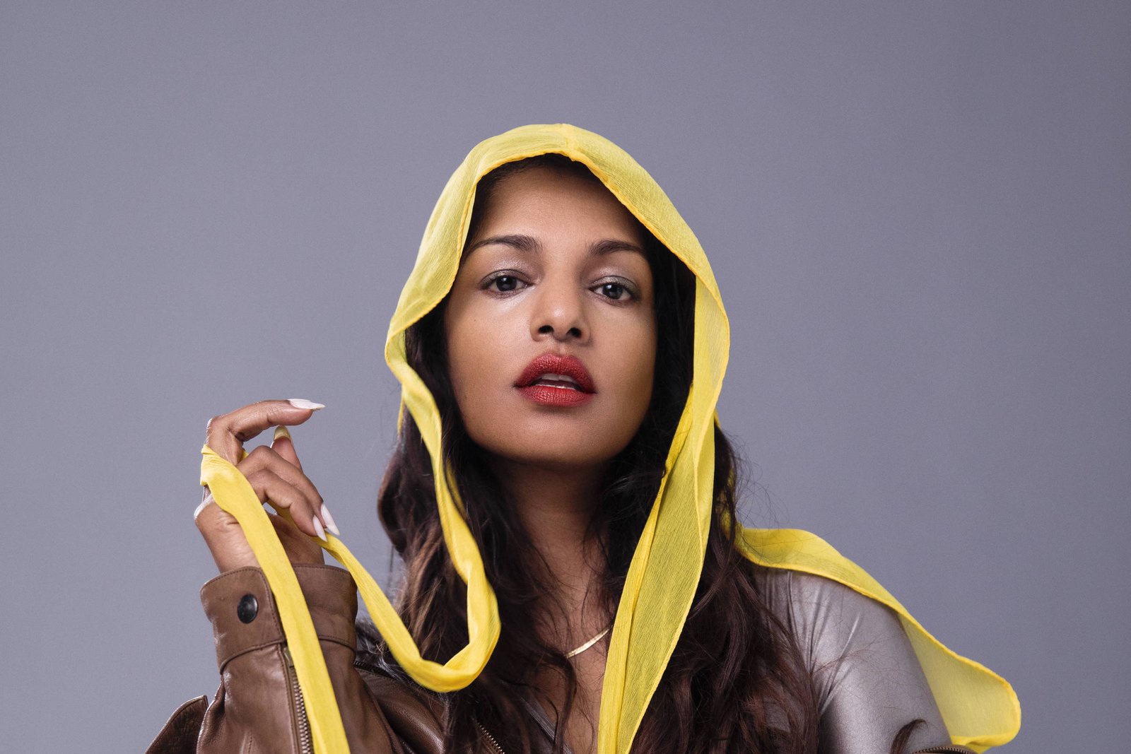 Rapper M.I.A. se apresentando ao vivo em São Paulo com destaque para sua energia contagiante e estilo único.