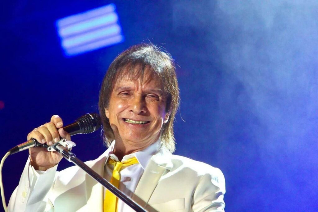 Roberto Carlos se apresentando em um show especial em Praia Grande SP