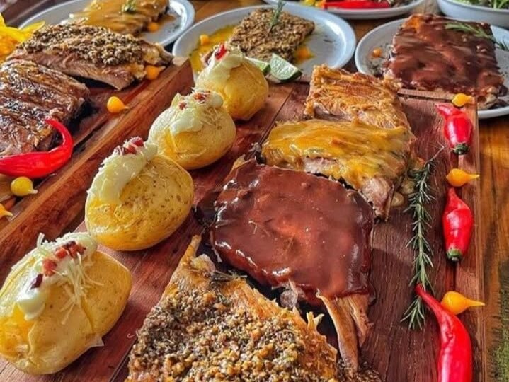 Rodízio de costela suína no Croco GastroBar em São Paulo, com pratos suculentos e ambiente familiar.