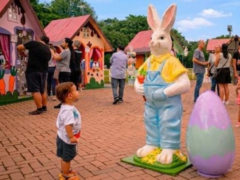 Vila de Páscoa em São Caetano do Sul com decoração temática e famílias aproveitando o evento