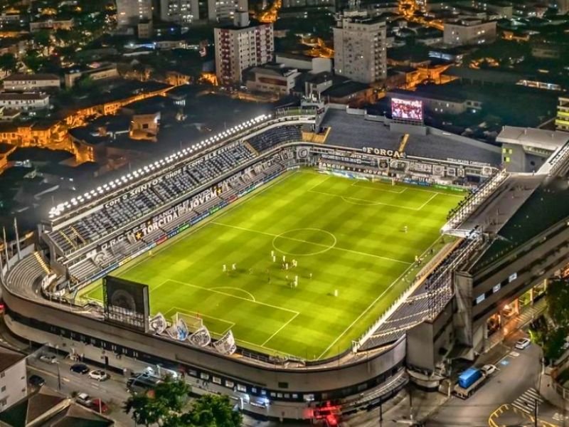 Famílias e crianças se divertindo no estádio Vila Belmiro durante o passeio do Sesc