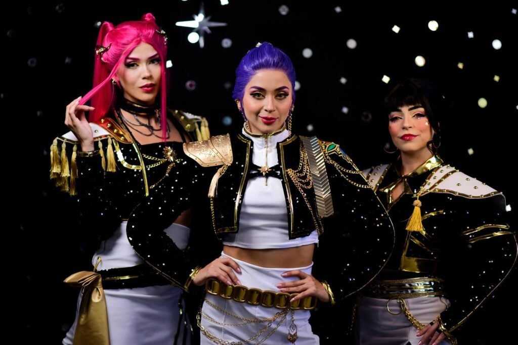 Show das Guerreiras do K-Pop em Santo André, com crianças e adolescentes interagindo e dançando.