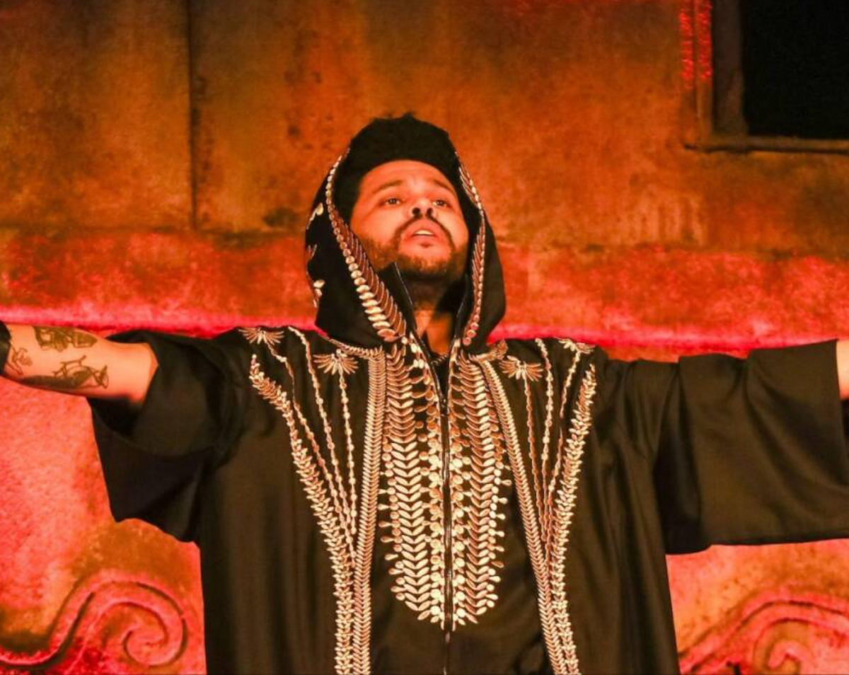 Show do The Weeknd no Brasil com fãs vibrando e luzes do palco