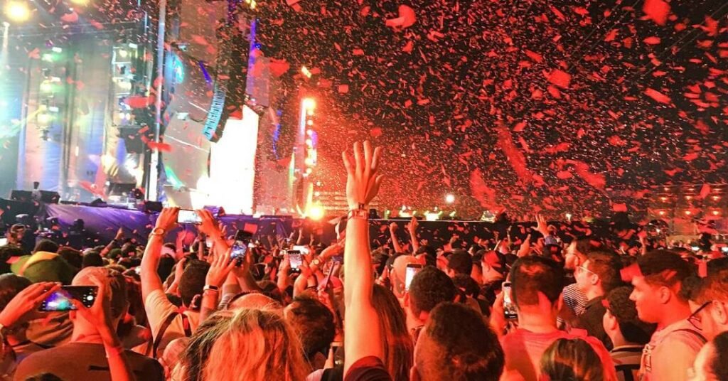 Shows e festivais no Brasil em 2026, com público animado e artistas diversos