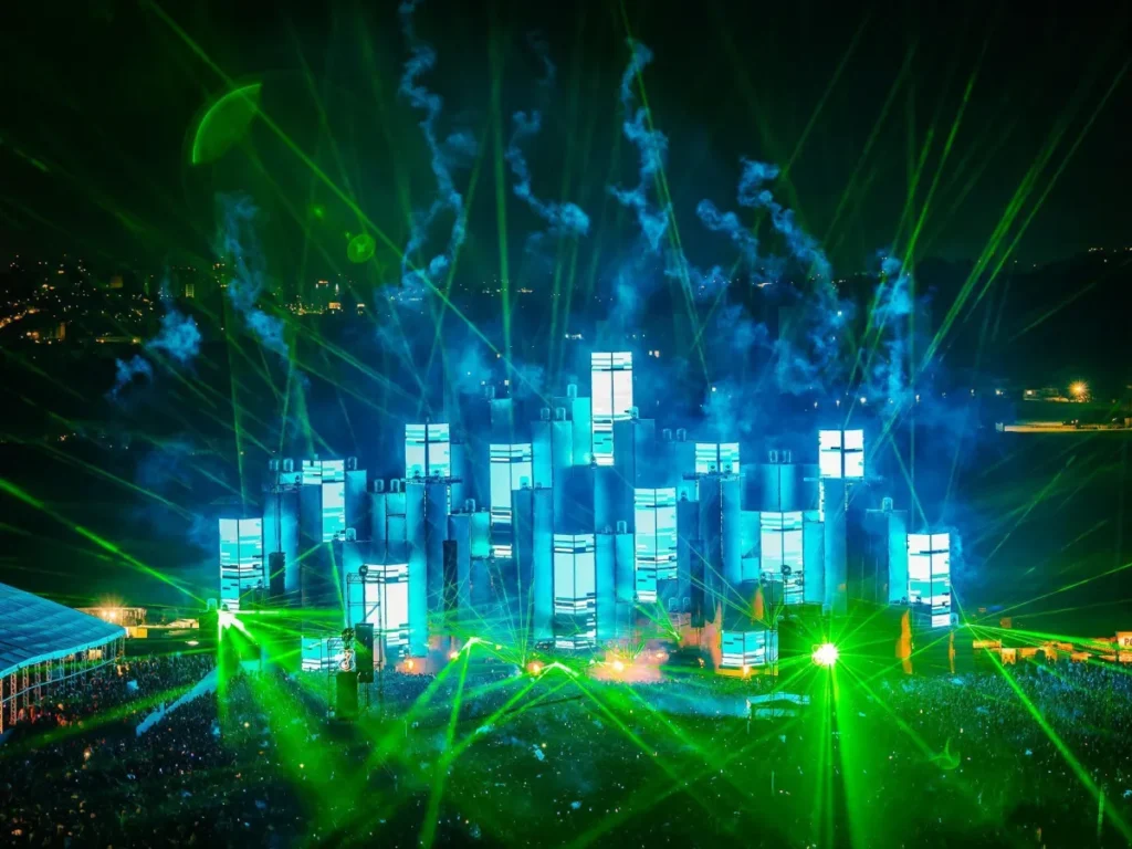 Público animado no festival Só Track Boa 2026 em São Paulo, com palcos iluminados e uma atmosfera vibrante