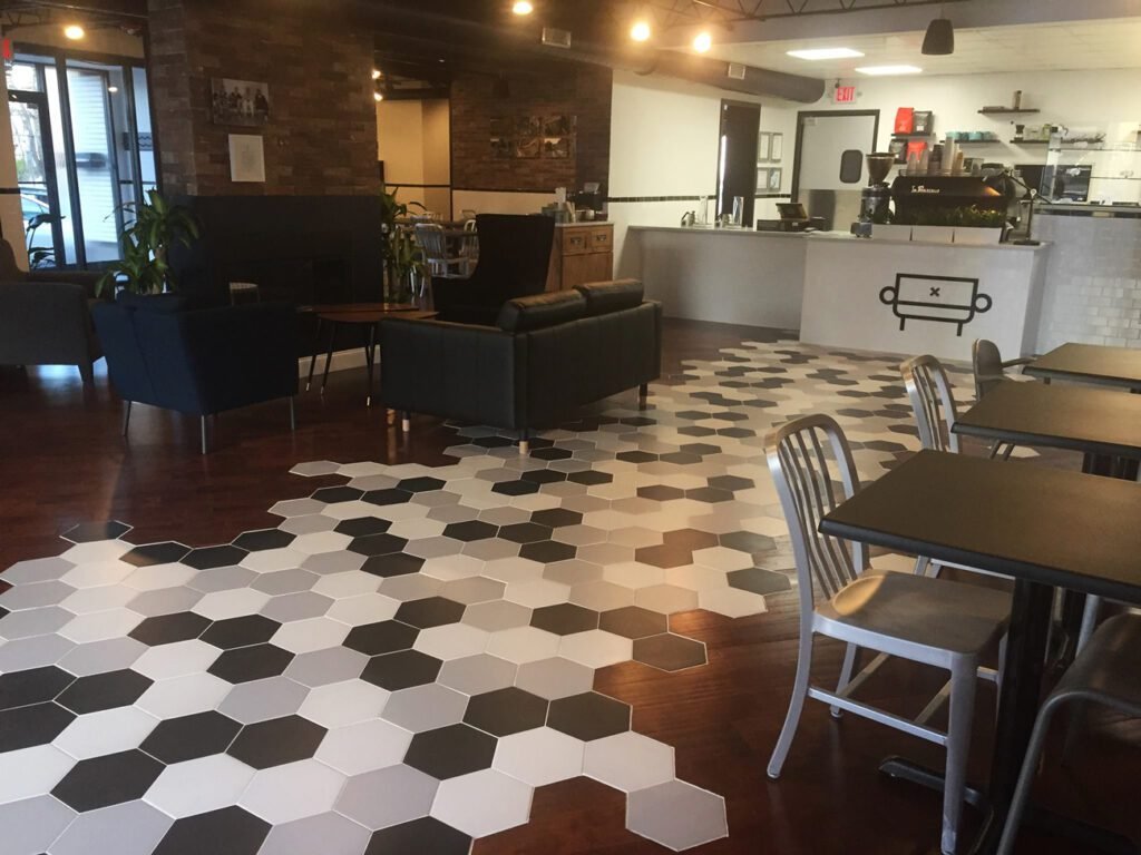 Cafés servidos no Sofá Café em São Paulo, com destaque para o blend catuaí-amarelo e petiscos no ambiente acolhedor.