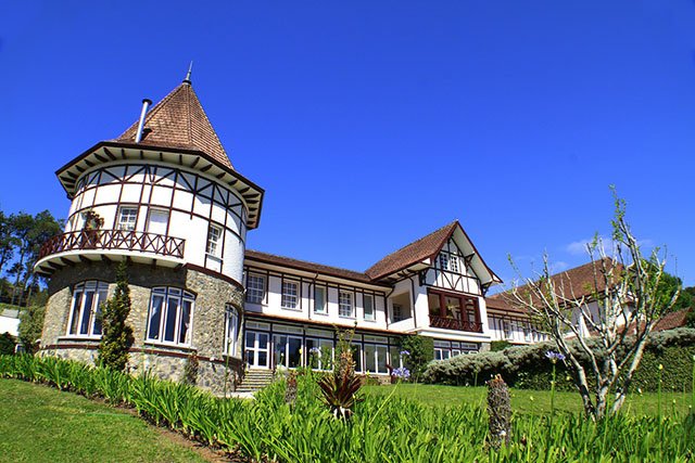 Família se divertindo nas atividades do Hotel Vila Inglesa em Campos do Jordão