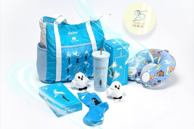 Itens colecionáveis inspirados em Harry Potter da We Coffee, incluindo pelúcia Edwiges, mug do Chapéu Seletor e outros produtos temáticos.