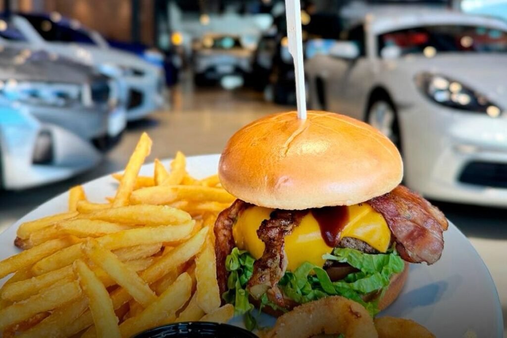 Hambúrguer gourmet da Well’s Burger em meio a carros de luxo