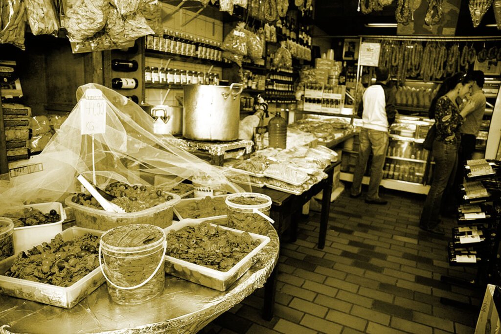 Interior da Padaria 14 de Julho, com pães e produtos italianos expostos