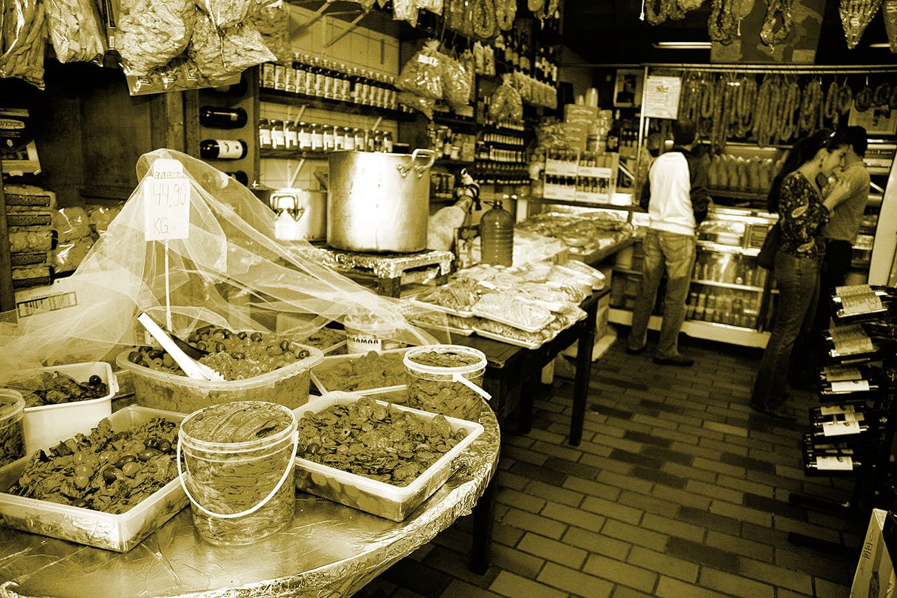 Interior da Padaria 14 de Julho, com pães e produtos italianos expostos