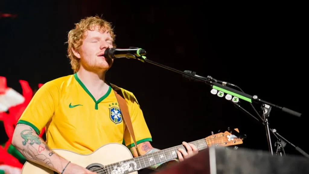 Ed Sheeran se apresentando ao vivo na Loop Tour em São Paulo