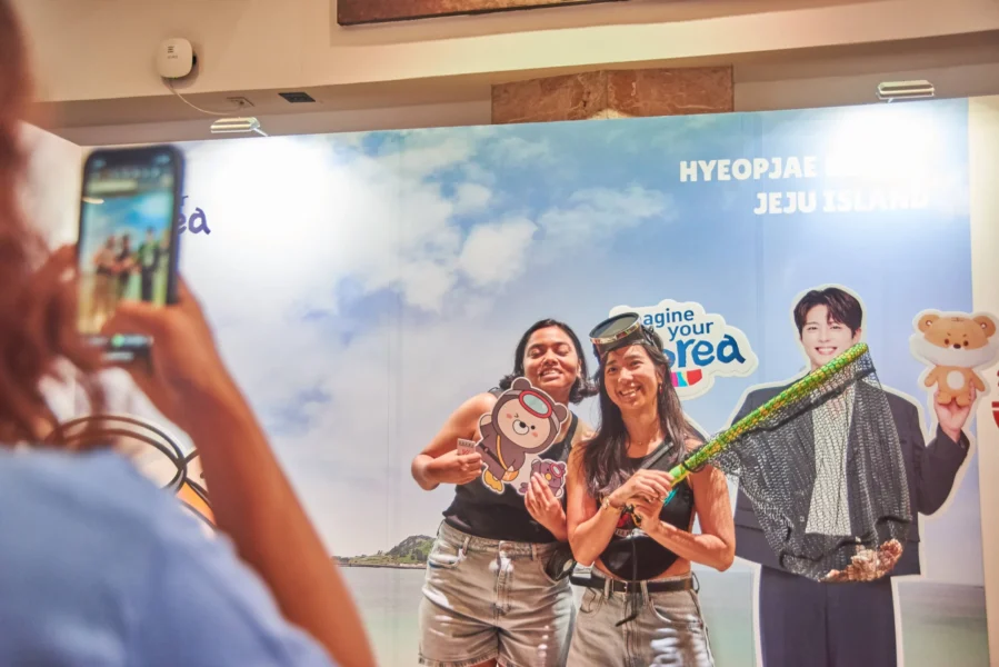 Grafite representando a energia do K-pop em uma exposição em São Paulo