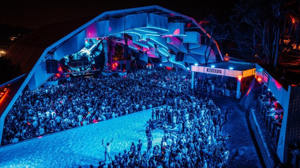 Axwell se apresentando em um show no Laroc Club, Valinhos, SP, durante a explosão da música eletrônica.