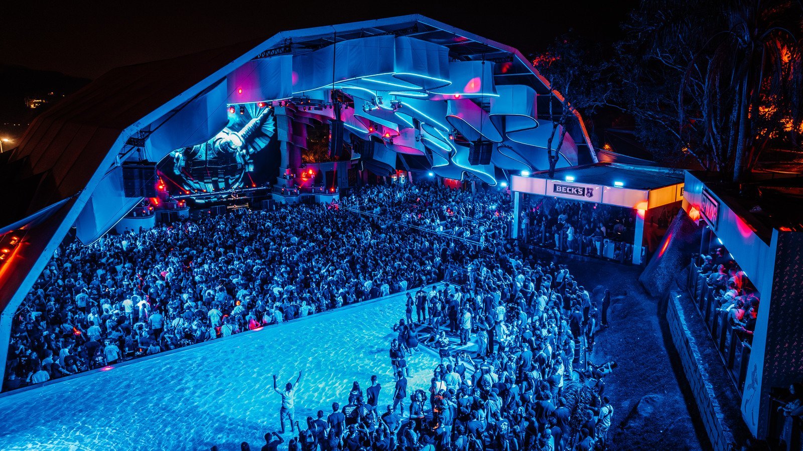 Axwell se apresentando em um show no Laroc Club, Valinhos, SP, durante a explosão da música eletrônica.