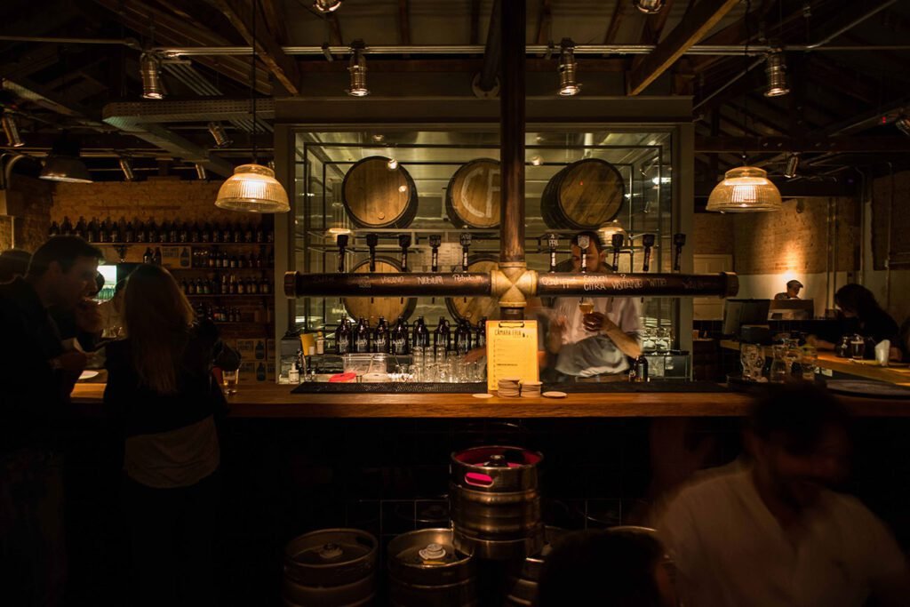 Ambiente acolhedor do bar Câmara Fria em Moema