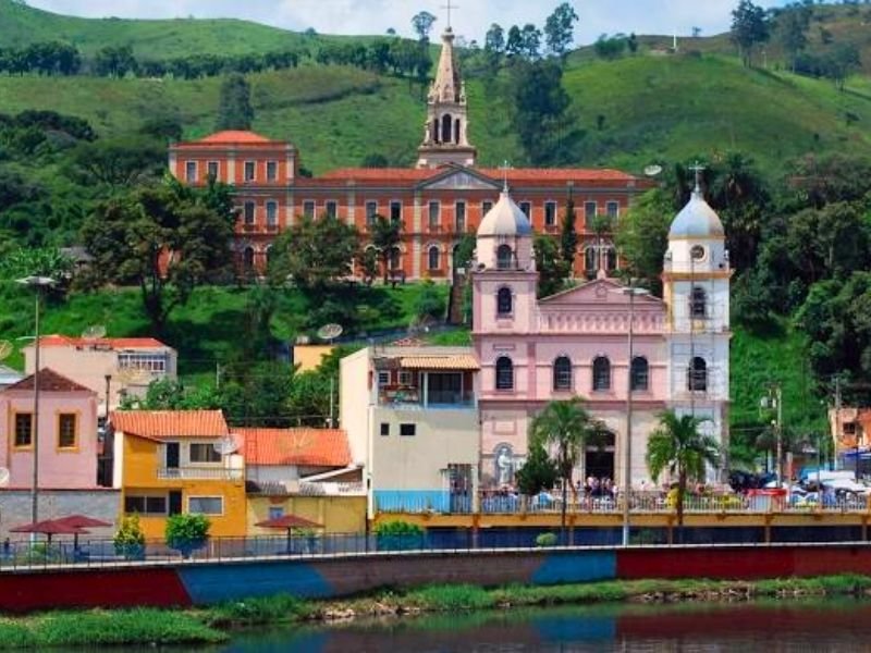 Famílias visitando o Santuário do Bom Jesus em Pirapora do Bom Jesus, São Paulo.