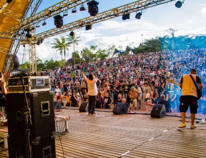 Pessoas se divertindo no Beer's Festival no Paço Municipal de Santo André, com bandas tocando e opções de comida e bebida ao redor.