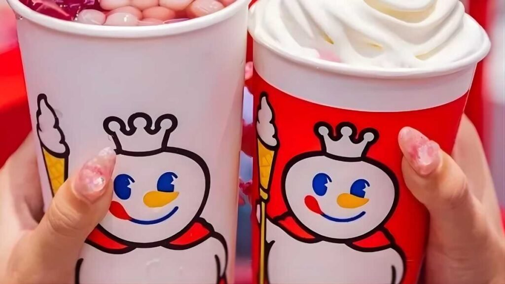 Sorvetes e sucos da Mixue em loja com decoração colorida.