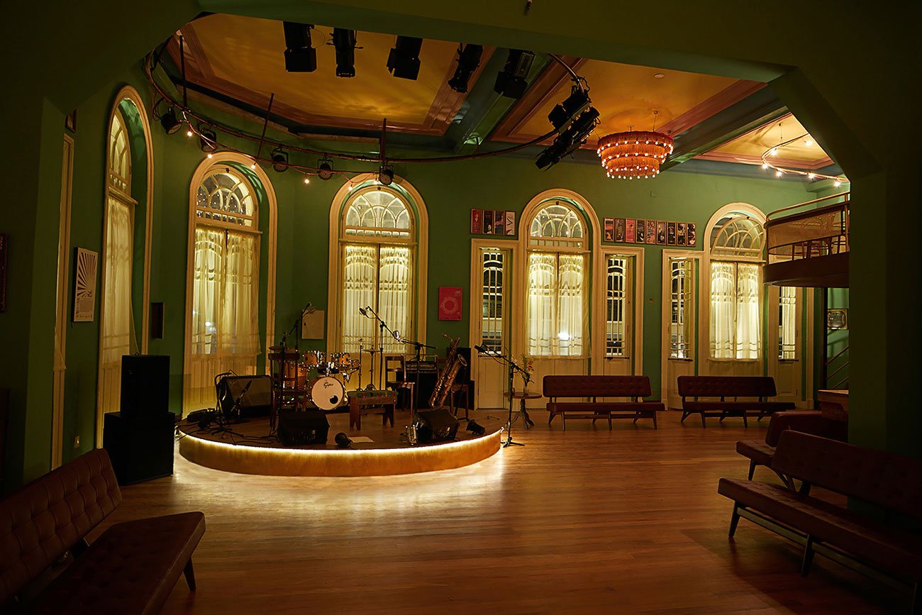 Casa de Francisca, a menor casa de shows em São Paulo, com decoração acolhedora e uma atmosfera intimista.