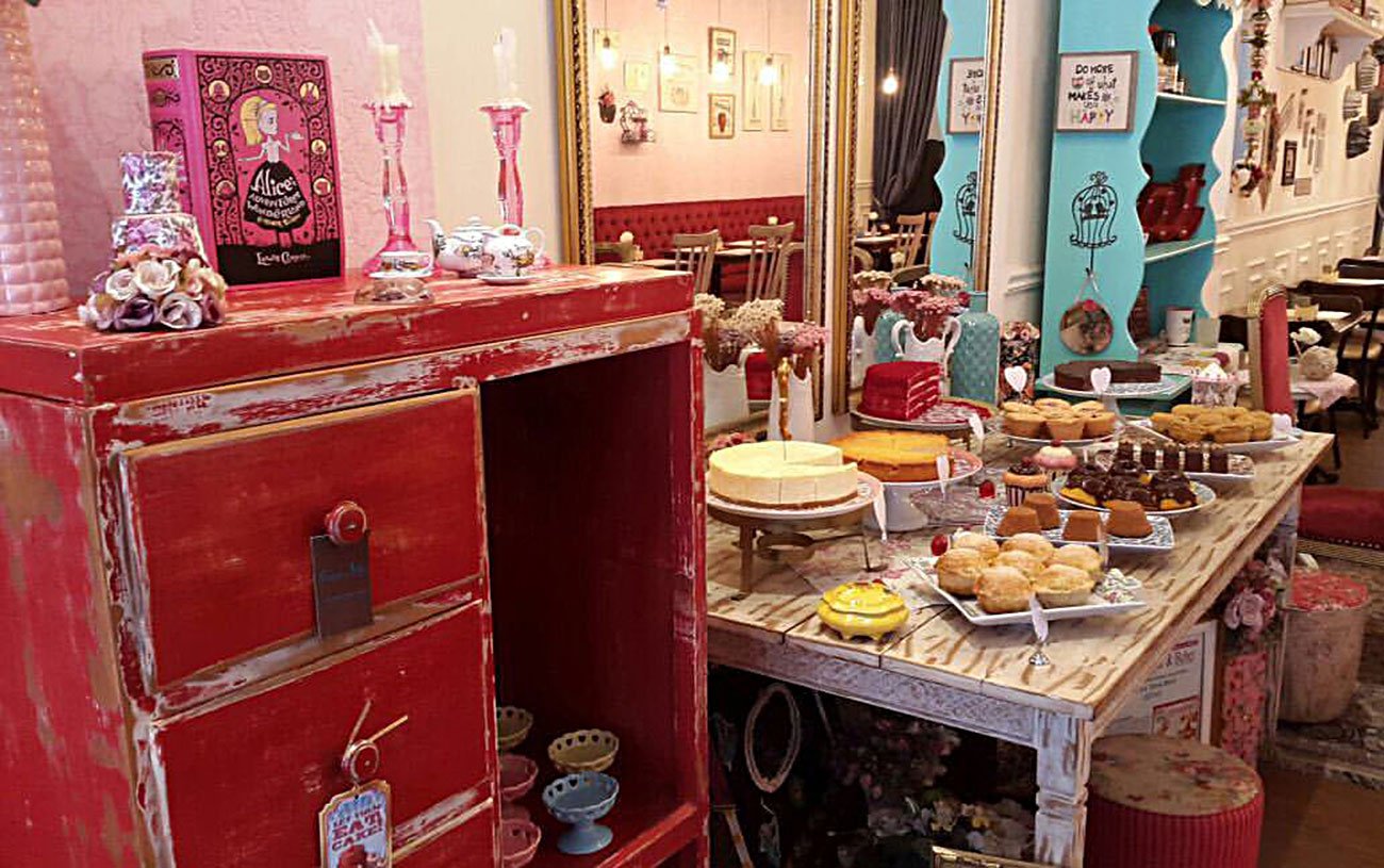 Interior do Condimento Bistrô e Doceria com decoração vintage e ambiente acolhedor