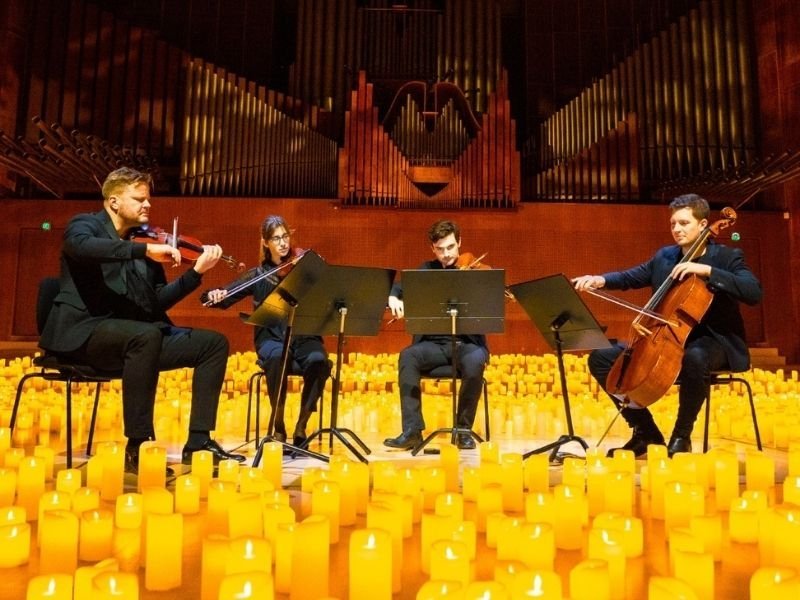Concerto à luz de velas em homenagem a Taylor Swift no Teatro Villa Lobos em São Paulo