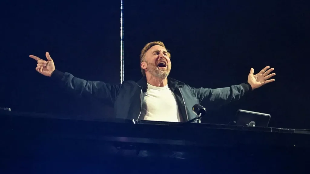David Guetta se apresentando em um show de música eletrônica