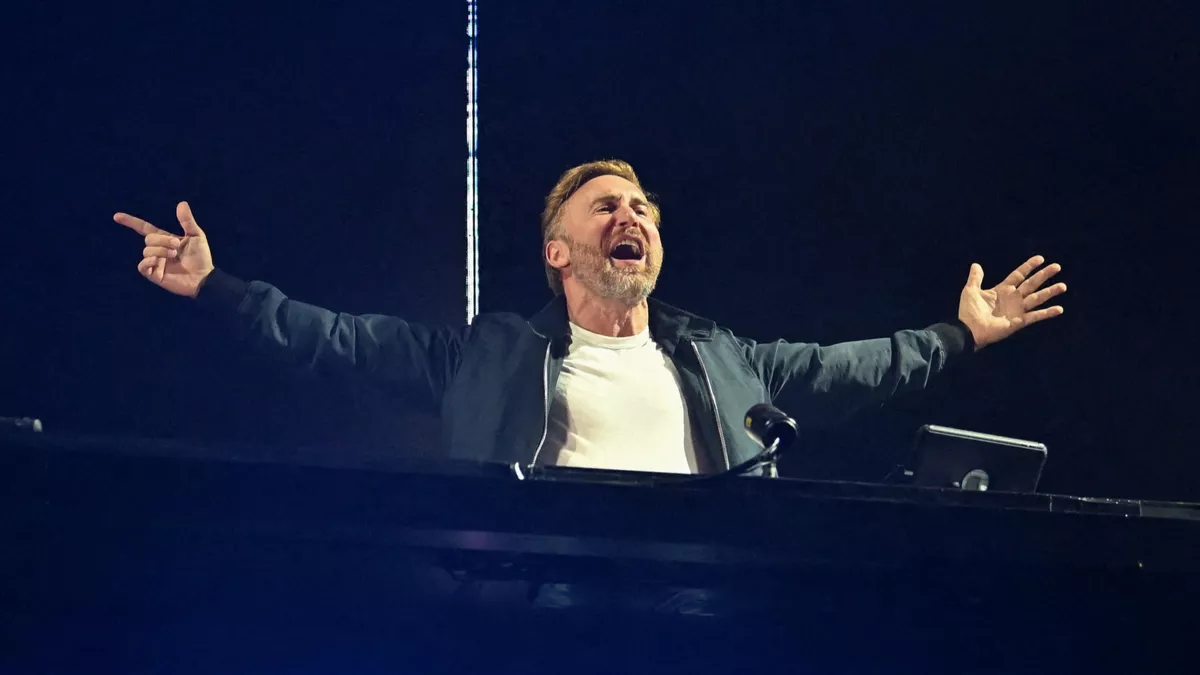 David Guetta se apresentando em um show de música eletrônica