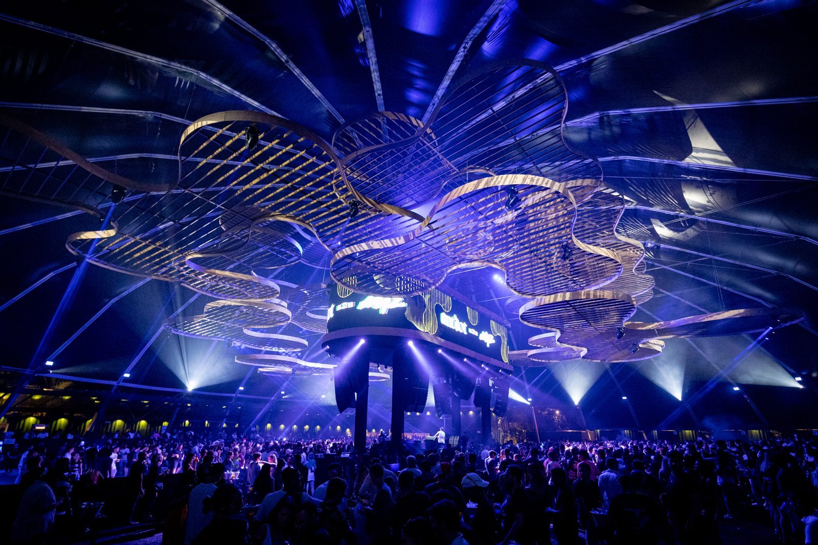 Dubdogz se apresentando no Laroc Guarujá ao pôr do sol