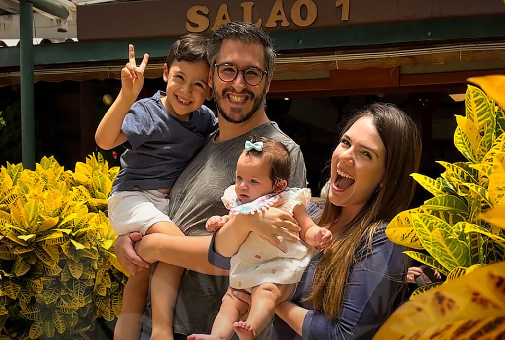 Famílias se divertindo em atividades ao ar livre na Fazendinha Adventree em São Paulo durante o Mês das Mães