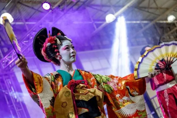 Festival japonês em São Paulo com pratos típicos e apresentações culturais