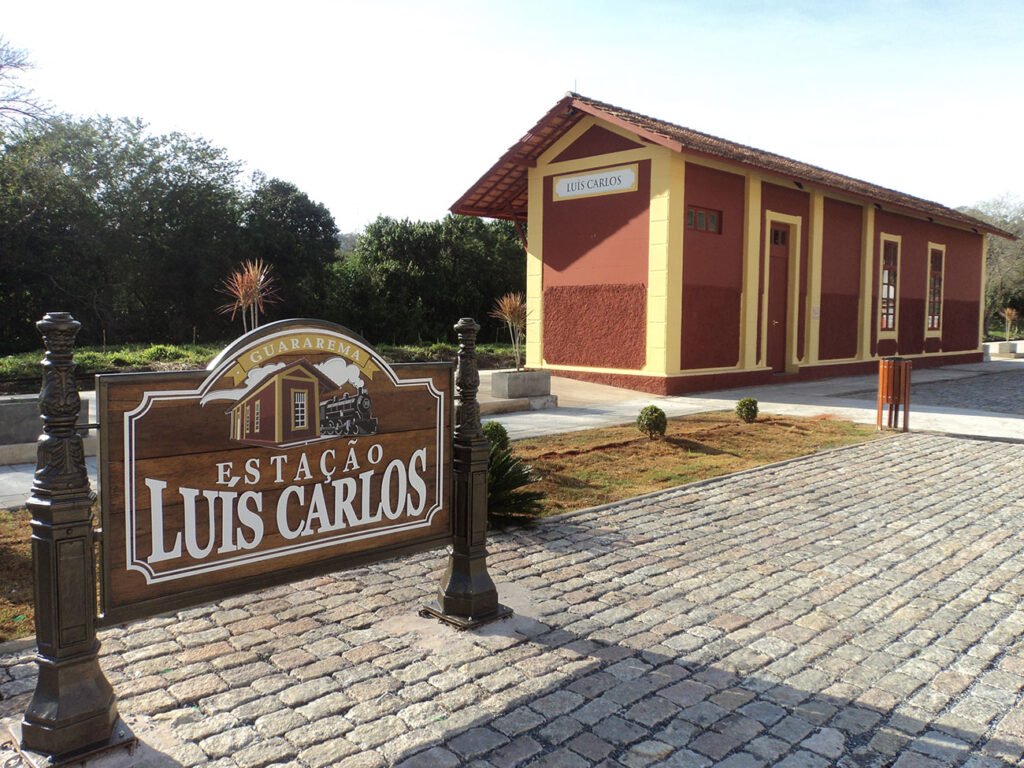 Vista panorâmica de Guararema com suas belezas naturais e arquitetura histórica.