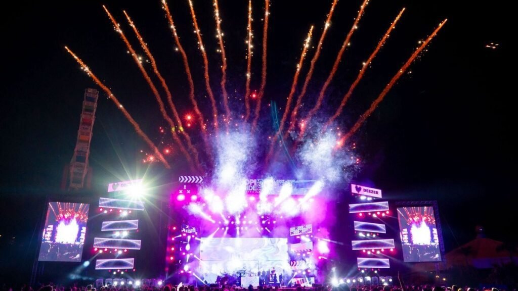 Pessoas comemorando no Hopi Pride 2026, com banderolas coloridas e muitos sorrisos