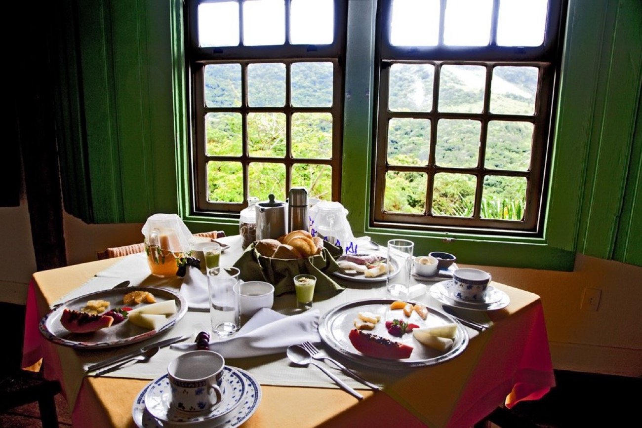 Suíte aconchegante do Ronco do Bugio com decoração única e lareira