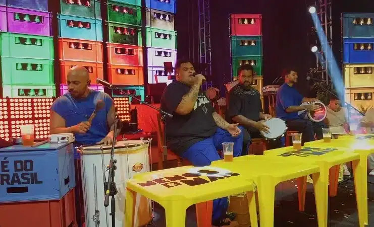 Cartaz do show Menos é Mais em Campinas com informações sobre ingressos e setores