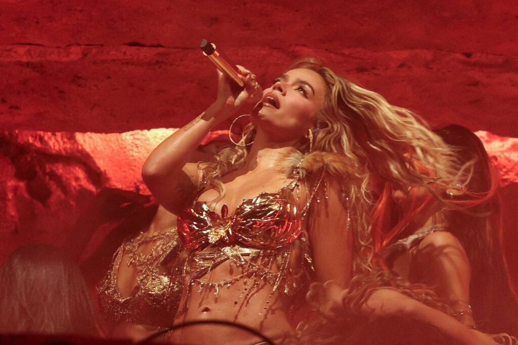 Karol G se apresentando ao vivo em um palco vibrante na Mercado Livre Arena em São Paulo