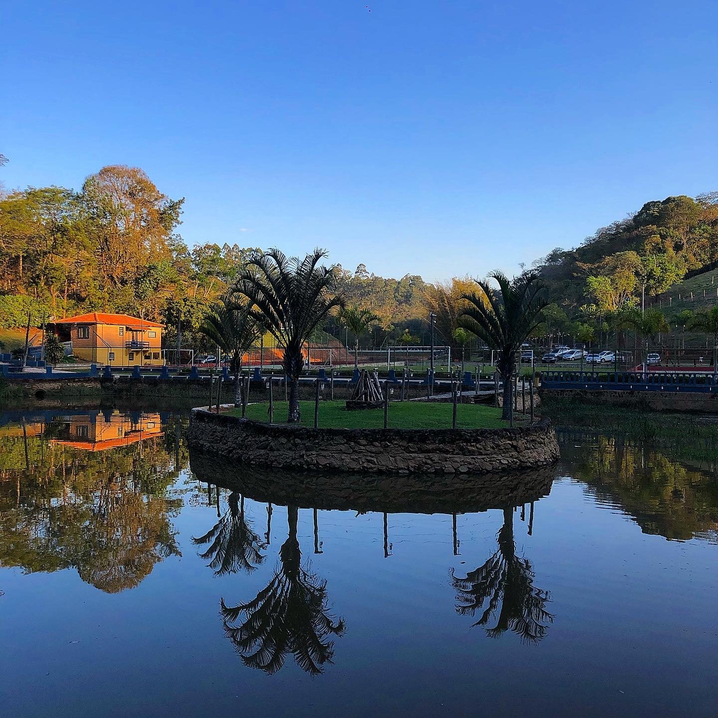 Crianças se divertindo em um restaurante ao ar livre em São Paulo