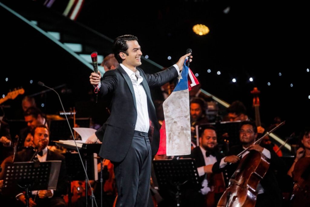 Matteo Bocelli se apresentando ao vivo em um show, com atmosfera vibrante e envolvente.