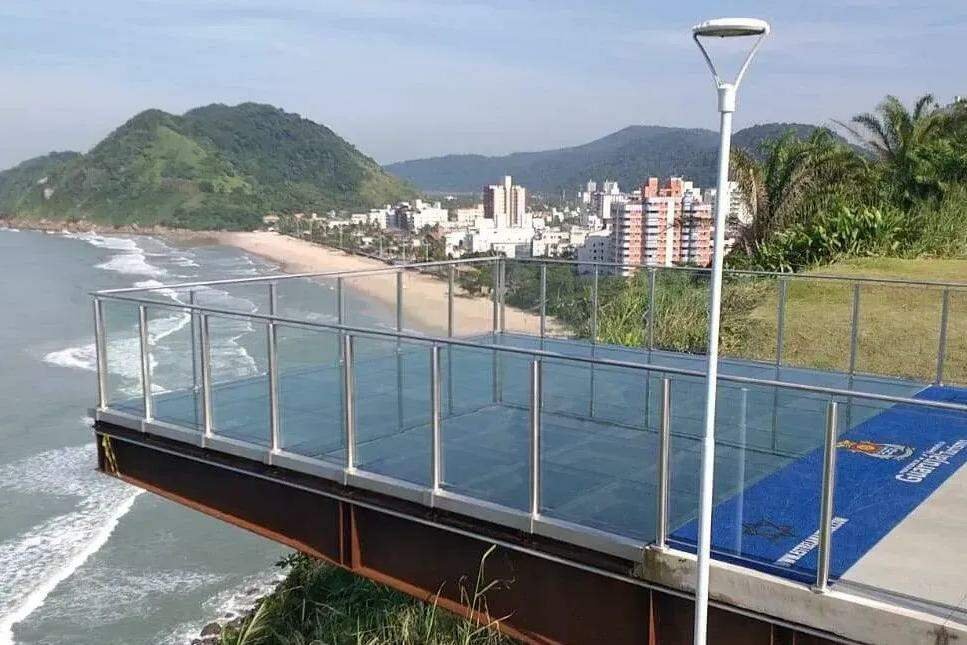 Vista panorâmica do Mirante de Guarujá com o mar e montanhas ao fundo