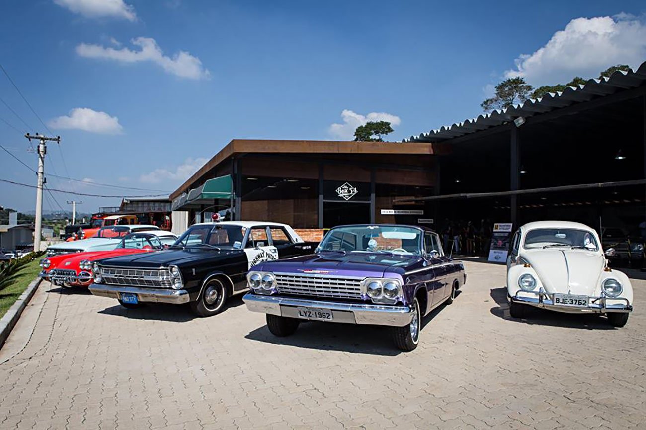 Museu Box 54 com uma impressionante coleção de carros clássicos e modernos