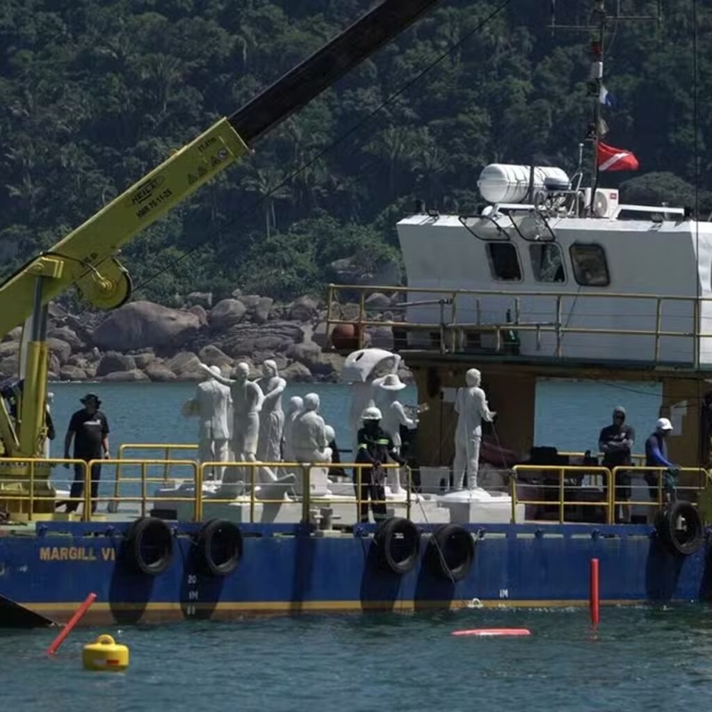 Esculturas submersas no Museu Subaquático do Guarujá