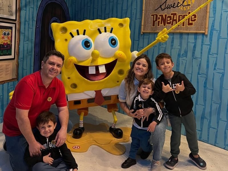 Crianças participando de uma caça ao tesouro temática de Páscoa no Bob Esponja Burguer em São Paulo