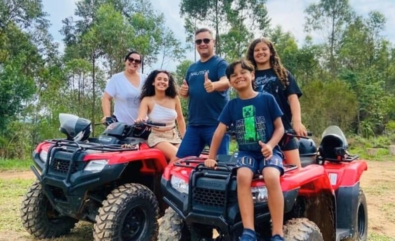 Família se divertindo em um passeio de quadriciclo na Serra dos Cristais, Jundiaí, SP.